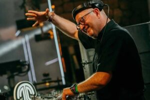 كاهن برتغالي يثير جدلًا واسعًا في لبنان فما القصة؟