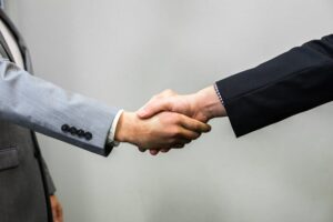 كواليس – مصالحة مرجع ورئيس حزب برعاية “الأمير”