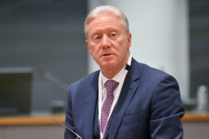 ممثل لبناني شهير يشن هجوماً عنيفاً على رجي!