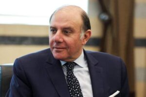 حاكم مصرف لبنان يبحث في باريس ملفات مالية حسّاسة