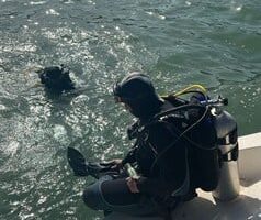 بيان من الدفاع المدني بعد غرق مركب صيد في مرفأ الأوزاعي: المركب غرق بالكامل