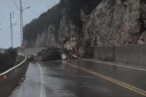 وقوع انهيار صخري كبير…وبلدية مشمش تحذر السائقين (صورة)
