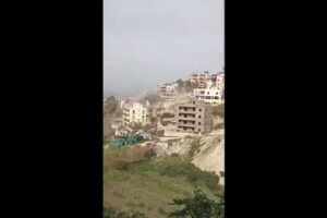 بالفيديو – غارة من مسيرة إسرائيلية تستهدف جرافة في بلدة قناريت قضاء صيدا جنوب لبنان