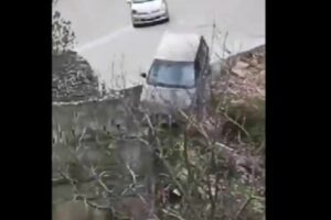 في لبنان: سيارة ” رانج ” تسقط من أعلى الجسر… فيديو يغزو مواقع التواصل والحقيقة؟