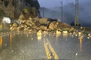 انهيار صخور على طريق مكرا- لحفد!