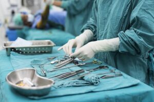 بالصورة: نائب لبناني يخضع لعملية جراحية صعبة!